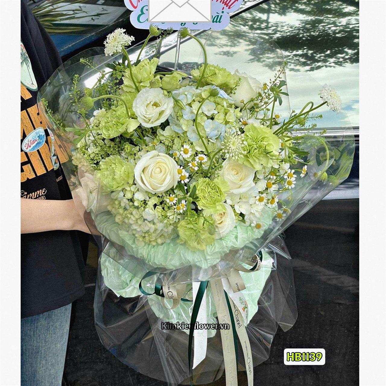 Bó hoa tone xanh lá được mix nhiều loại hoa tạo nên một bó hoa tươi tươi xanh, sang trọng